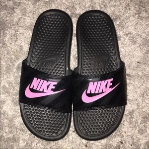PINK NIKE slides 👡